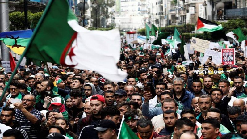 جمعة عاشرة للجزائريين رغم التحقيق بملفات الفساد